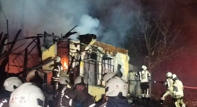 Bursa’da metruk bina alev alev yandı! Mahalle sakinleri seferber oldu