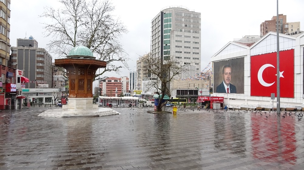 Bursa’da meydanlar güvercinlere kaldı 