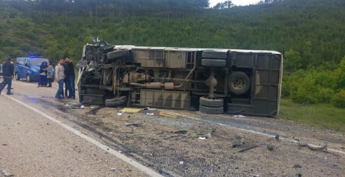 Bursa’da midibüs ile otomobil çarpıştı: Ölü ve yaralılar var