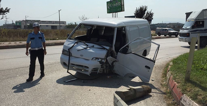 Bursa'da minibüs ile otomobil çarpıştı: 2 kişi yaralandı