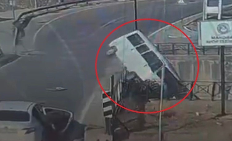 Bursa'da minibüsün dereye uçma anı anbean kaydedildi!