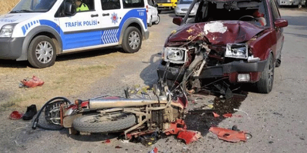 Bursa'da motosiklet araca saplandı