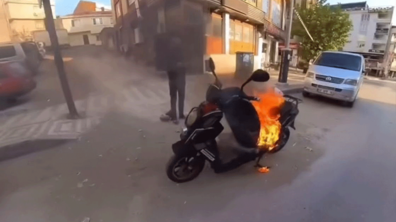 Bursa’da motosiklet bir anda alev aldı! Vatandaşın hızlı müdahalesi felaketi önledi