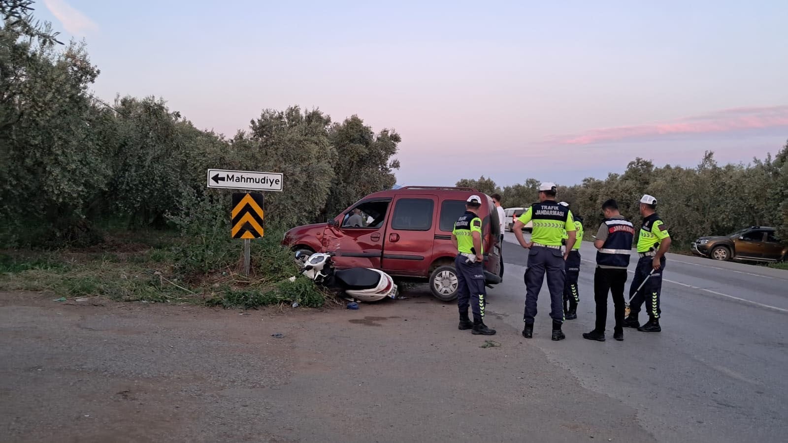 Bursa'da motosiklet ile hafif ticari araç çarpıştı: 2 yaralı