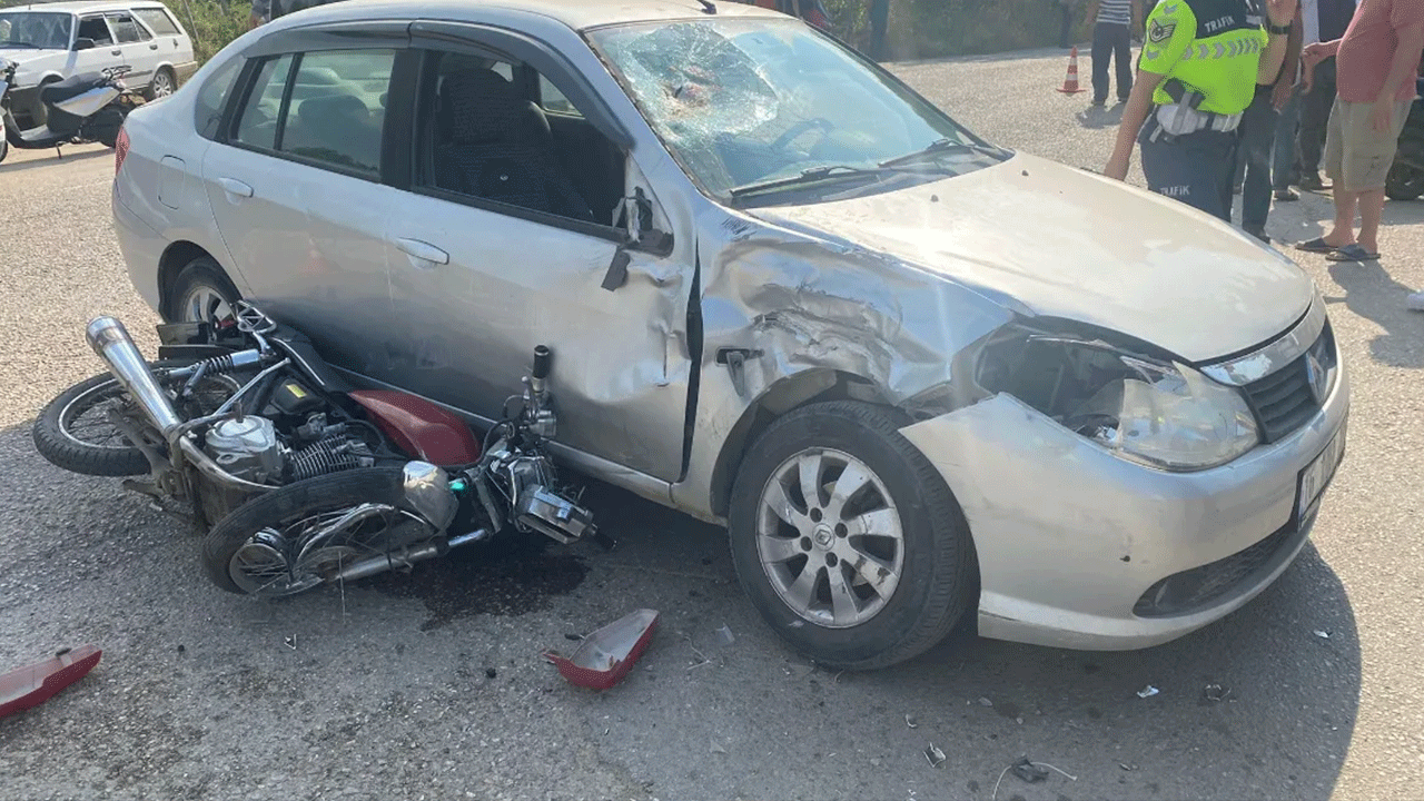 Bursa'da motosiklet otomobile çarptı!