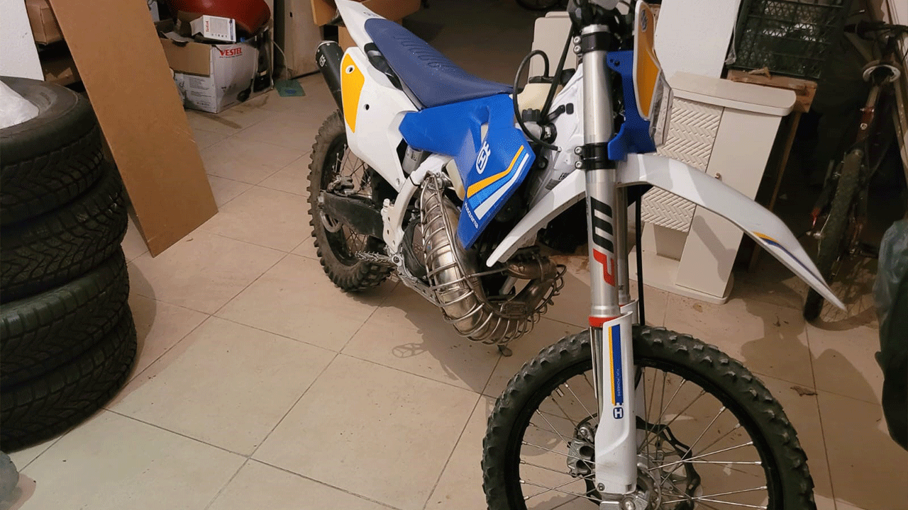 Bursa'da motosiklet sürücüsünden tehlikeli hareket! Süratle trafikte ilerledi!