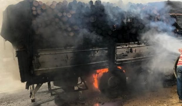 Bursa'da odun yüklü TIR'daki yangını, çiftçiler söndürdü