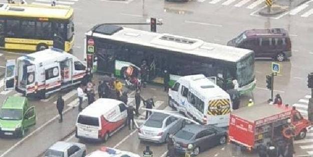 Bursa'da öğrenci servisi ile halk otobüsü çarpıştı! Yaralılar var
