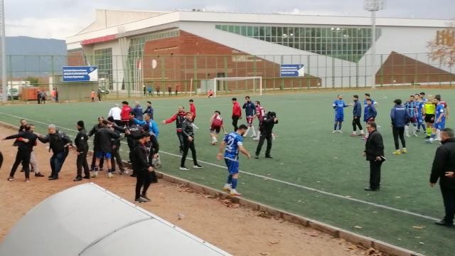 Bursa'da olaylı maç: 1'i polis 2 yaralı