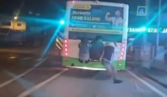 Bursa’da ölüme asılı yolculuk: Otobüs arkasına takılan çocuklar yürekleri ağza getirdi