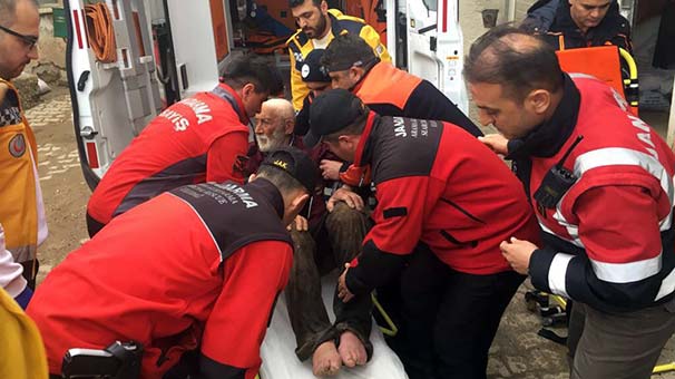 Bursa’da ormanlık alanda kaybolan yaşlı adamı jandarma buldu