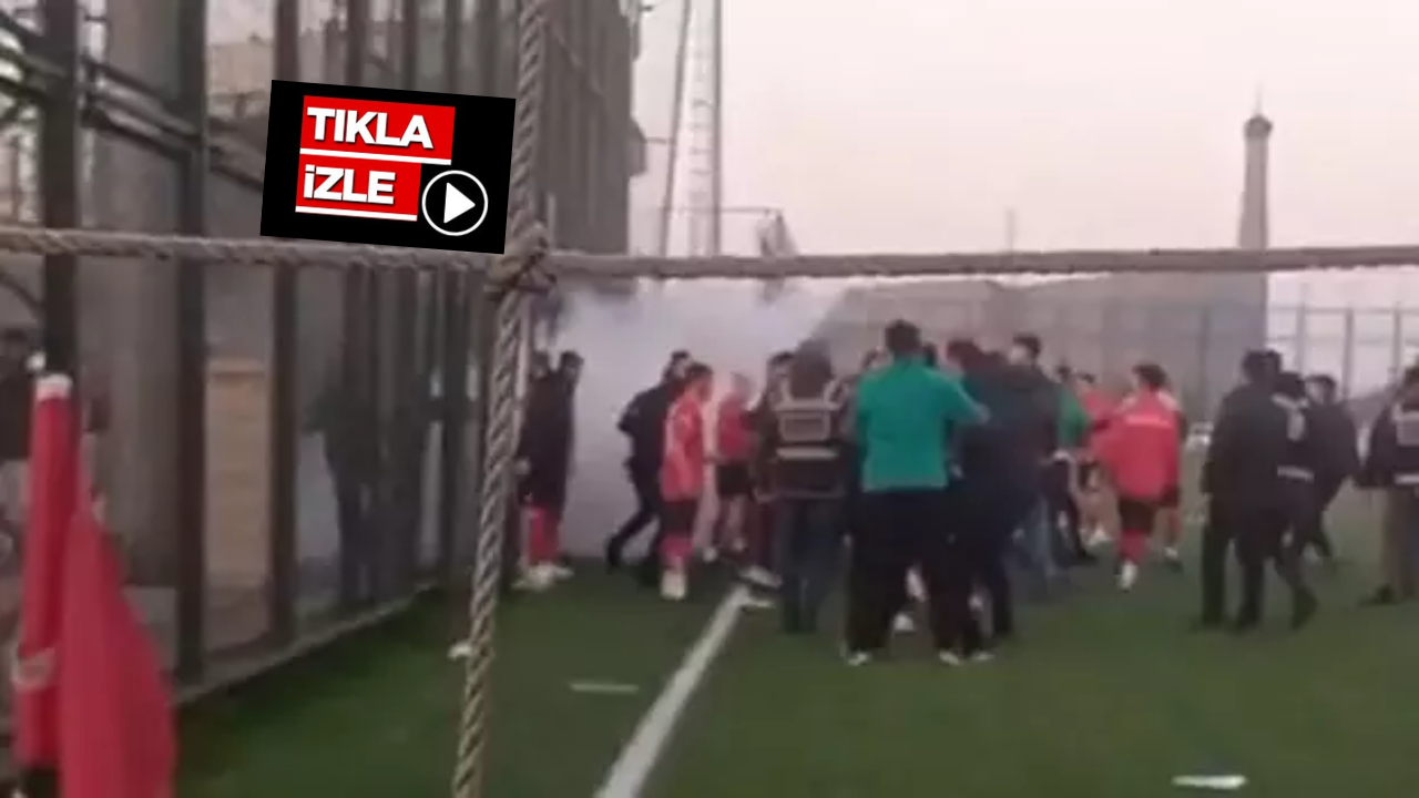 Bursa’da ortalık karıştı! Taraftarlar sahaya inip futbolcuları darbetti