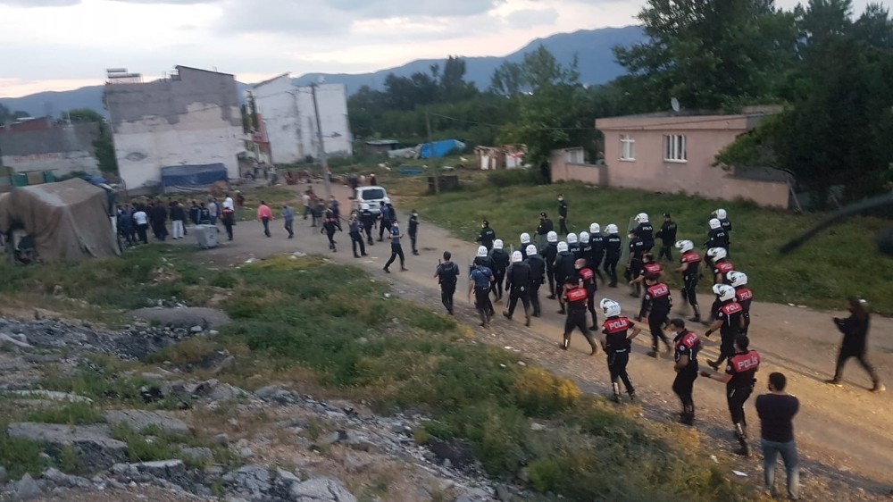 Bursa’da ortalık savaş alanına döndü: 1’i polis 3 yaralı 
