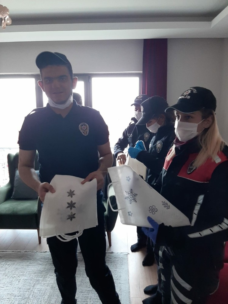 Bursa’da otizmli gence polislerden sürpriz doğum günü 