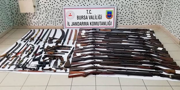 Bursa'da oto lastikçisinin ev ve iş yerinden cephanelik çıktı
