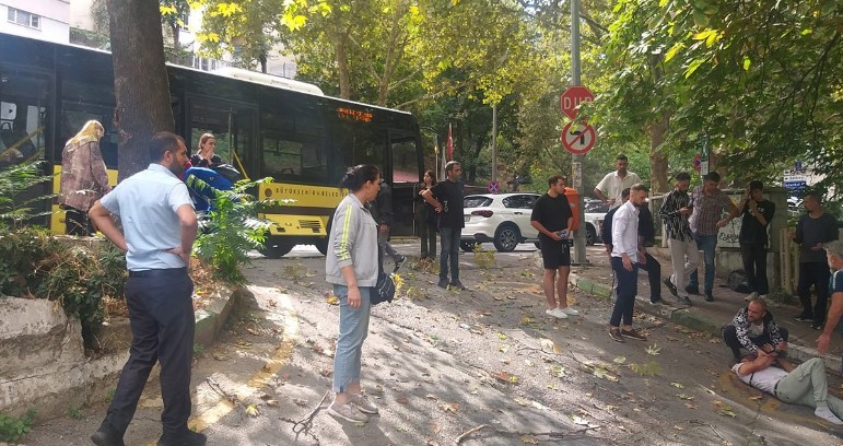 Bursa'da otobüs kazasında yolcu camdan fırladı!