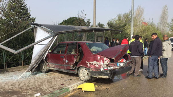 Bursa'da otomobil durağa daldı, faciadan dönüldü...