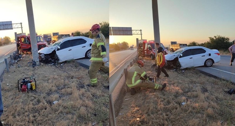 Bursa'da otomobil elektrik direğine çarptı: Sürücü araçta sıkıştı!