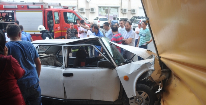 Bursa'da otomobil mobilya fabrikasına daldı: 1 kişi yaralandı