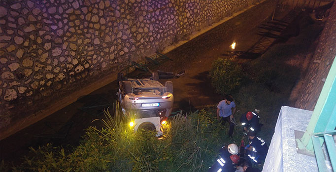 Bursa'da otomobil su kanalına uçtu: 2 kişi yaralı