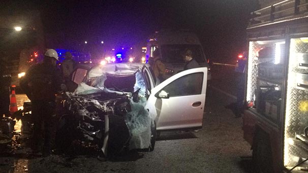 Bursa'da otomobil TIR'a çarptı: 2 ölü, 1 yaralı