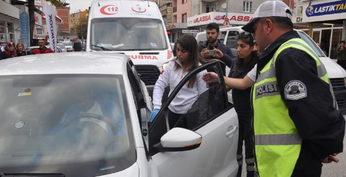 Bursa'da otomobilinde uyuyakalan sürücü güçlükle uyandırıldı
