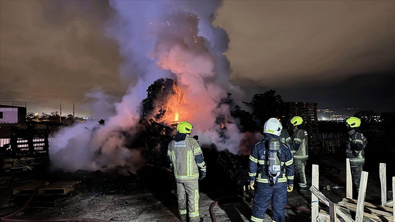 Palet fabrikasında çıkan yangın söndürüldü