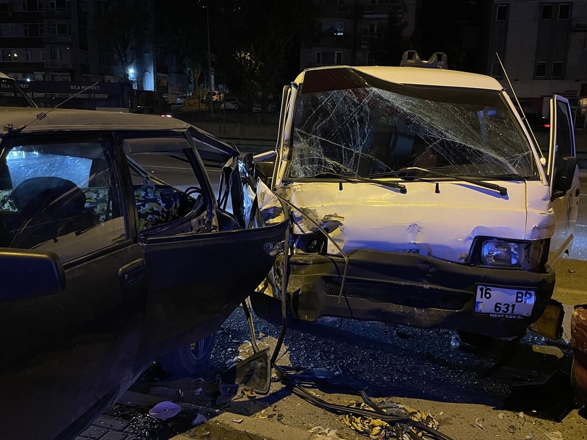Bursa'da park halindeki 3 araca çarpan sürücü kaçtı