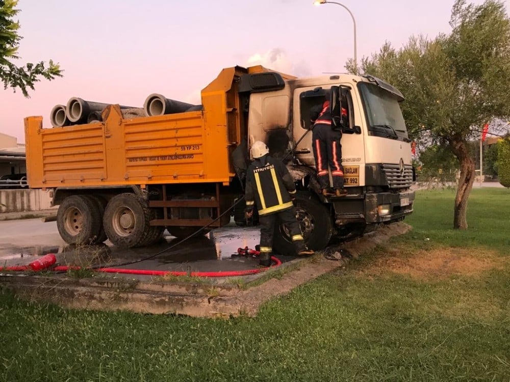 Bursa’da park halindeki kamyon alev alev yandı 