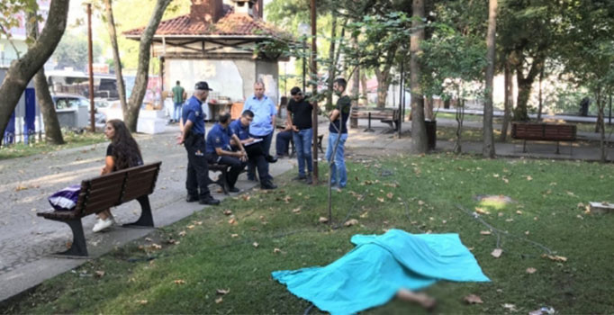 Bursa'da parkta uyuşturucu alan 1 kişi öldü, 1 kişi hastaneye kaldırıldı