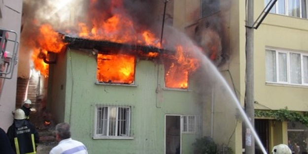 Bursa'da patlayan tüplü televizyon yangın çıkardı