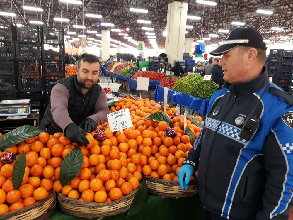 Bursa’da pazarcı esnafına eldiven ve maske denetimi 
