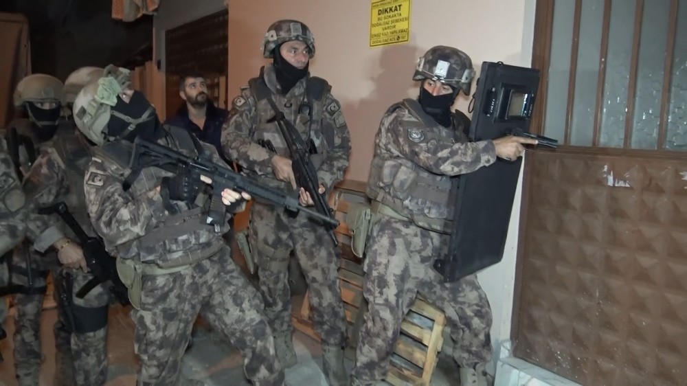 Bursa’da şafak baskını yapılan operasyonda çöp evde gizlenen uyuşturucu yakalandı 