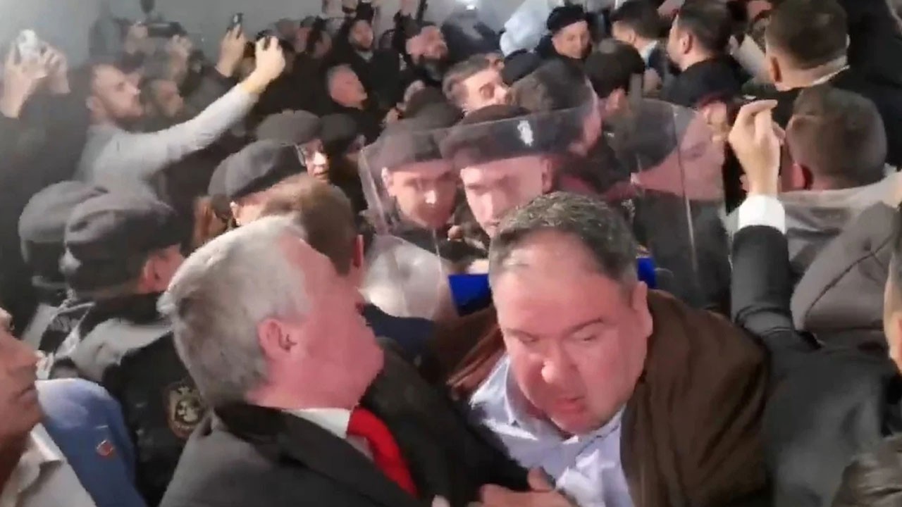 Bursa'da seçim arbedesi: CHP’liler saldırdı polis müdahale etti