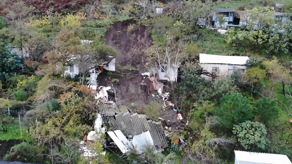 Bursa'da sel evi yuttu!