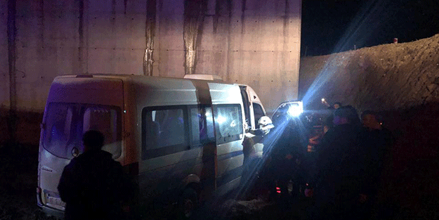 Servis minibüsü üst geçit inşaat alanına düştü, 5 kişi yaralandı