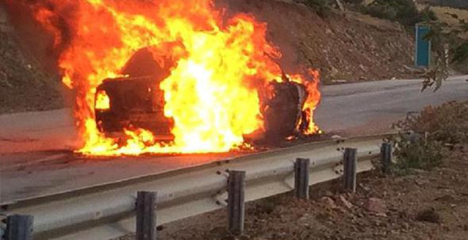 Bursa'da seyir halindeki otomobil alev alev yandı