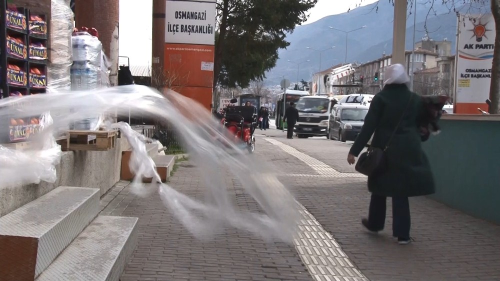 Bursa’da şiddetli lodos hayatı olumsuz etkiledi 