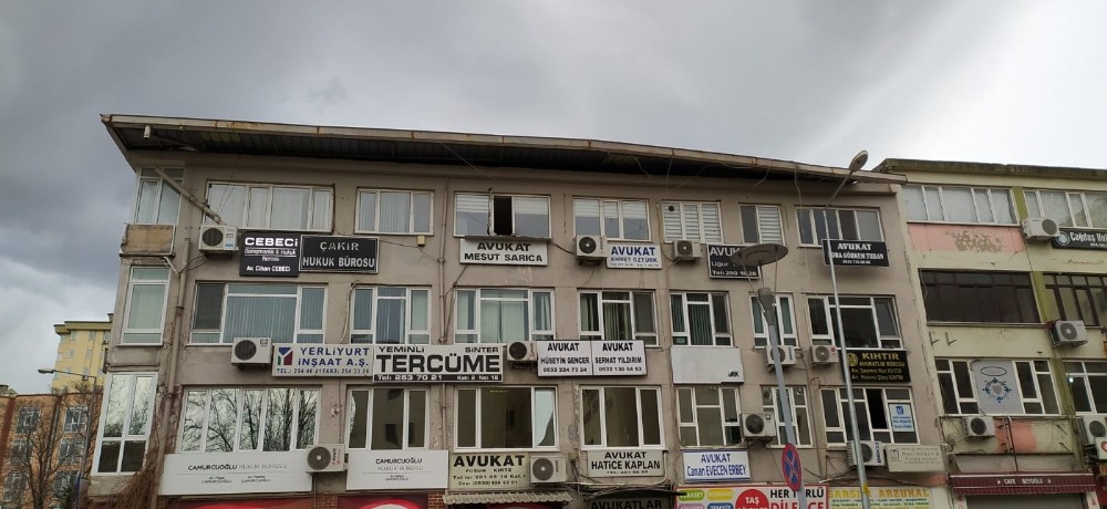 Bursa’da şiddetli lodos sonucu iş hanının çatısı sarktı 