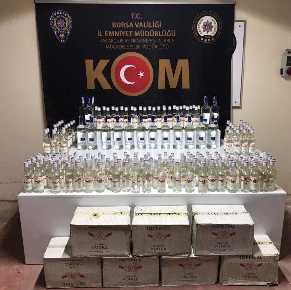 Bursa’da sigara imalathanesi ve kaçak içki depolarına baskın 