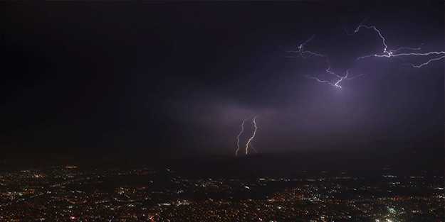 Bursa'da şimşekler görsel şölen oluşturdu