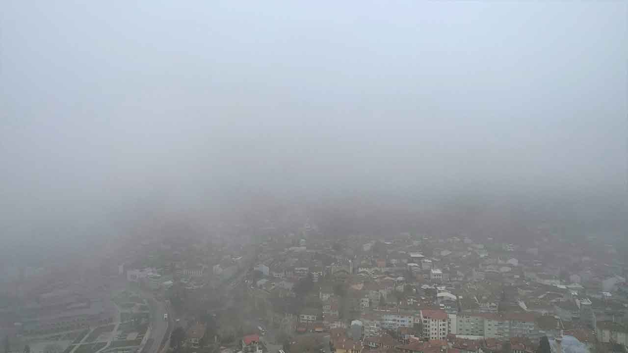Bursa’da sis bulutu şehri esir aldı! Osmangazi’de göz gözü görmüyor!