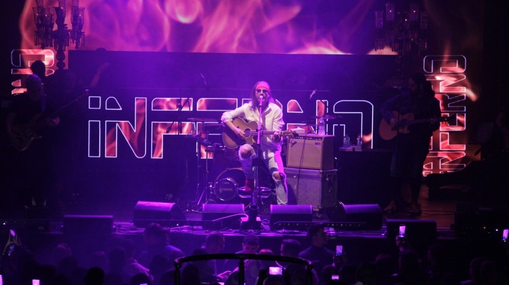 Bursa’da sokak hayvanları yararına düzenlenen konserde Çelik’e yoğun ilgi 