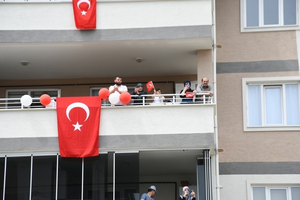 Bursa’da sosyal mesafe 19 Mayıs coşkusuna engel olmadı 