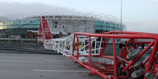 Stadyumdaki vinç devrildi!