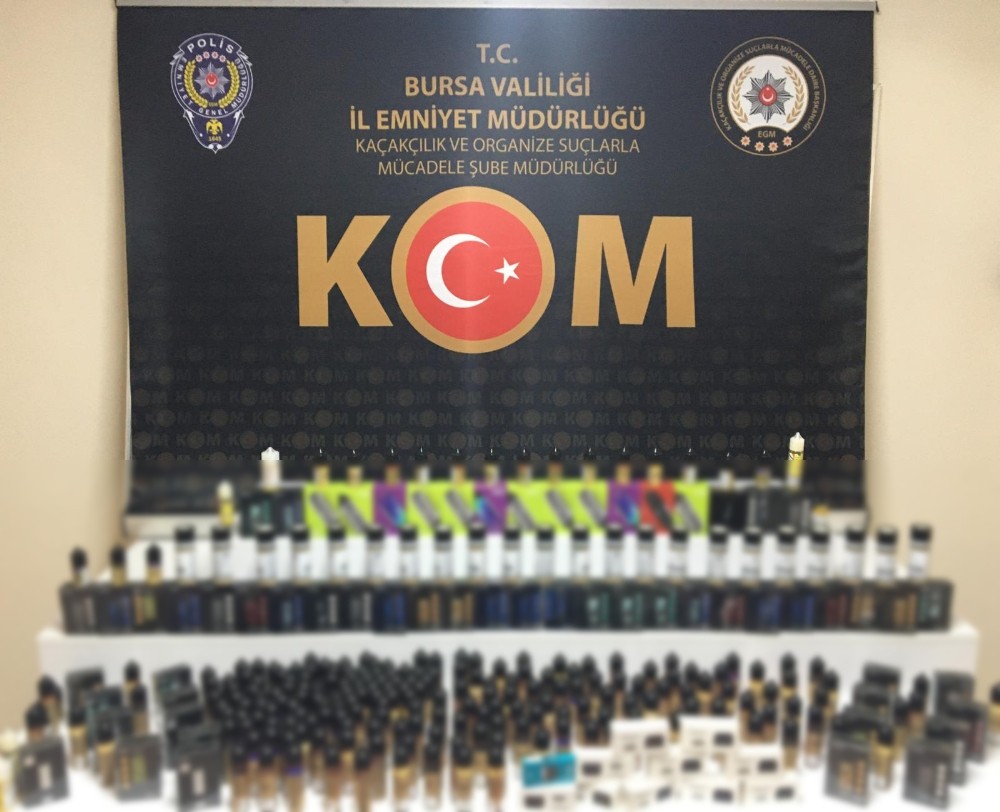 Bursa’da şüpheli araçtan yüzlerce kaçak ürün ele geçirildi 