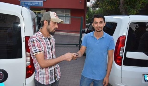 Bursa'inegöl de Suriyeli genç, yolda bulduğu cüzdanı sahibine teslim etti