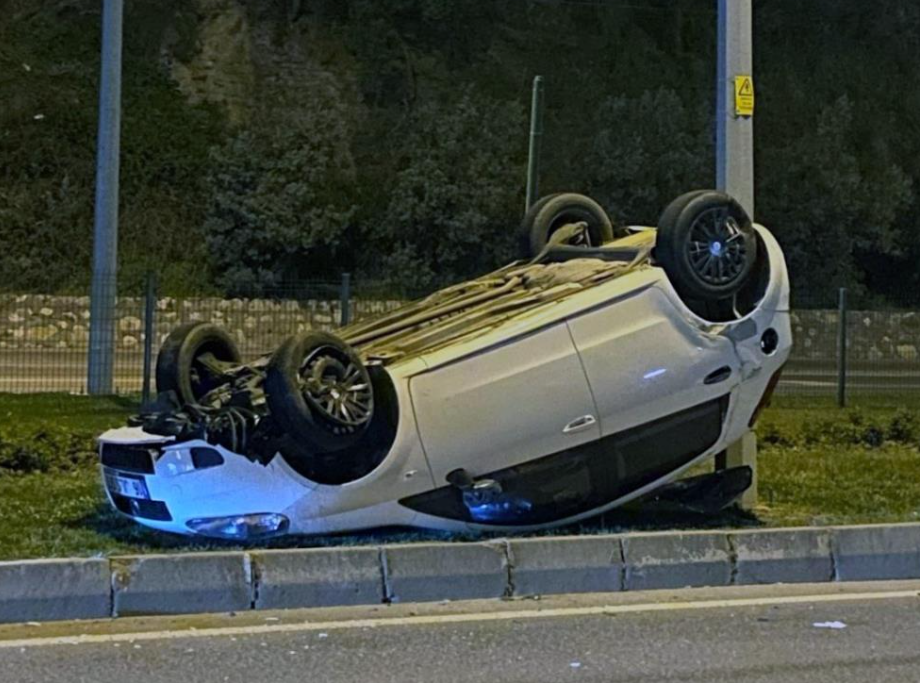 Bursa'da takla atan otomobildeki 2 kişi yaralandı