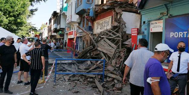 Bursa'da tarihi bina çöktü! Ortalık savaş alanına döndü