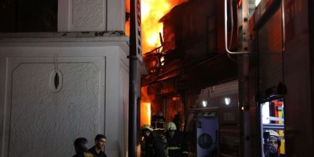 Bursa'da tarihi çarşıda büyük yangın